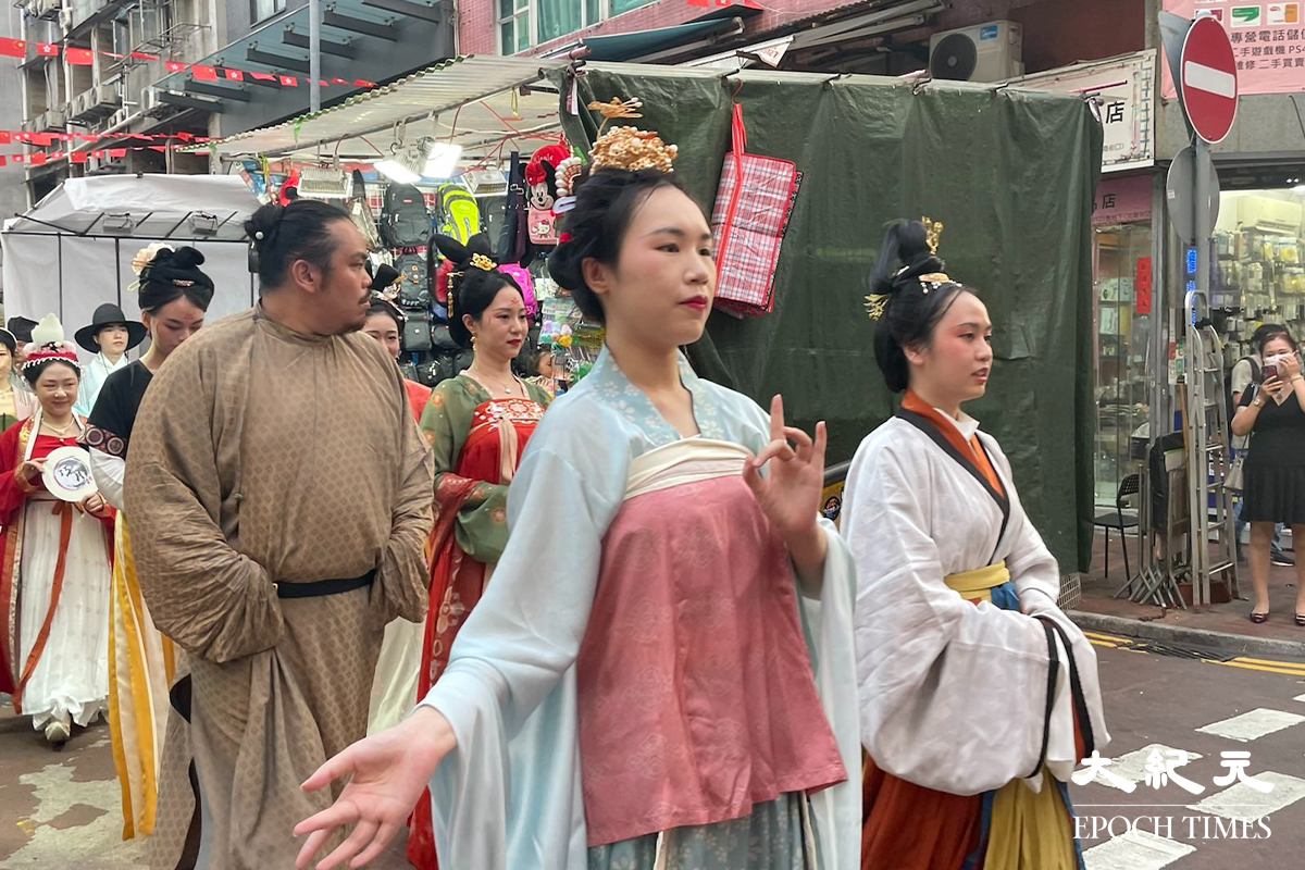 大會邀請50名男女穿著仿古服裝，展現特色文化。（卓相如／大紀元）