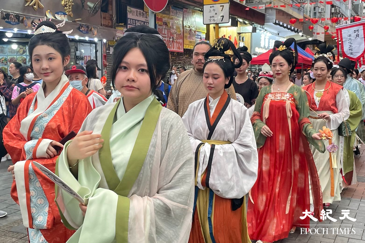 大會邀請50名男女穿著仿古服裝，展現特色文化。（卓相如／大紀元）