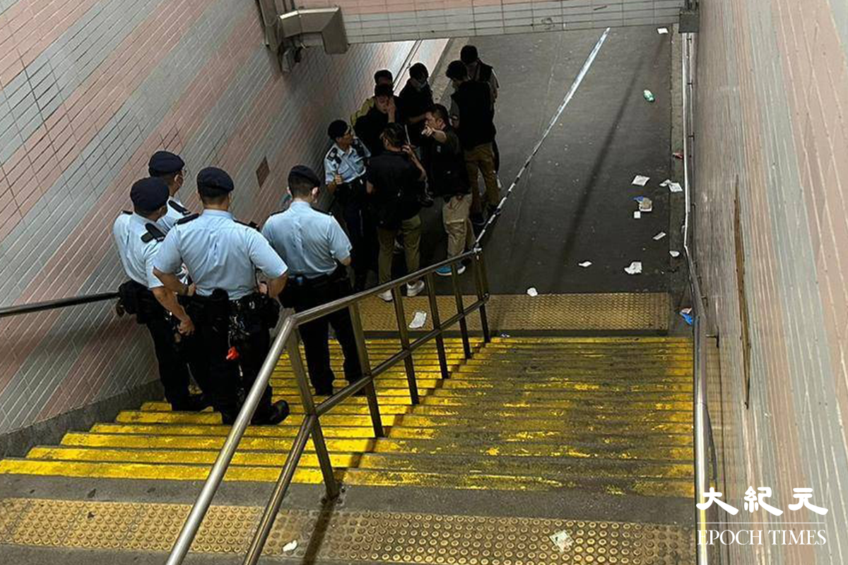 警員在場蒐證。（林建翔／大紀元）