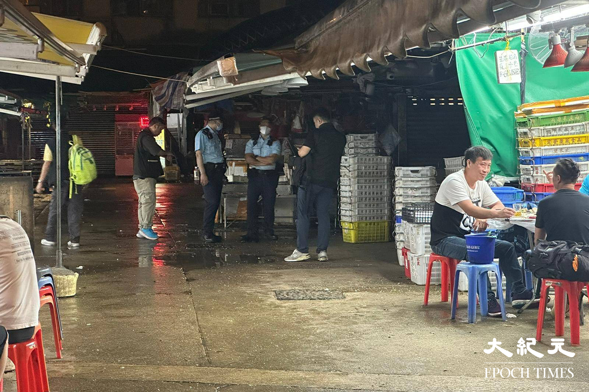 部分警員到涉案行人隧道旁，牛池灣村街市蒐證。（林建翔／大紀元）