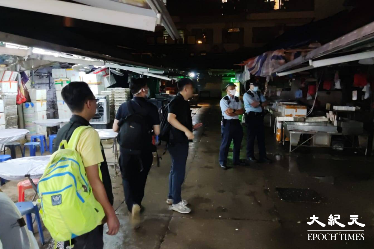 部分警員到涉案行人隧道旁，牛池灣村街市蒐證。（林建翔／大紀元）