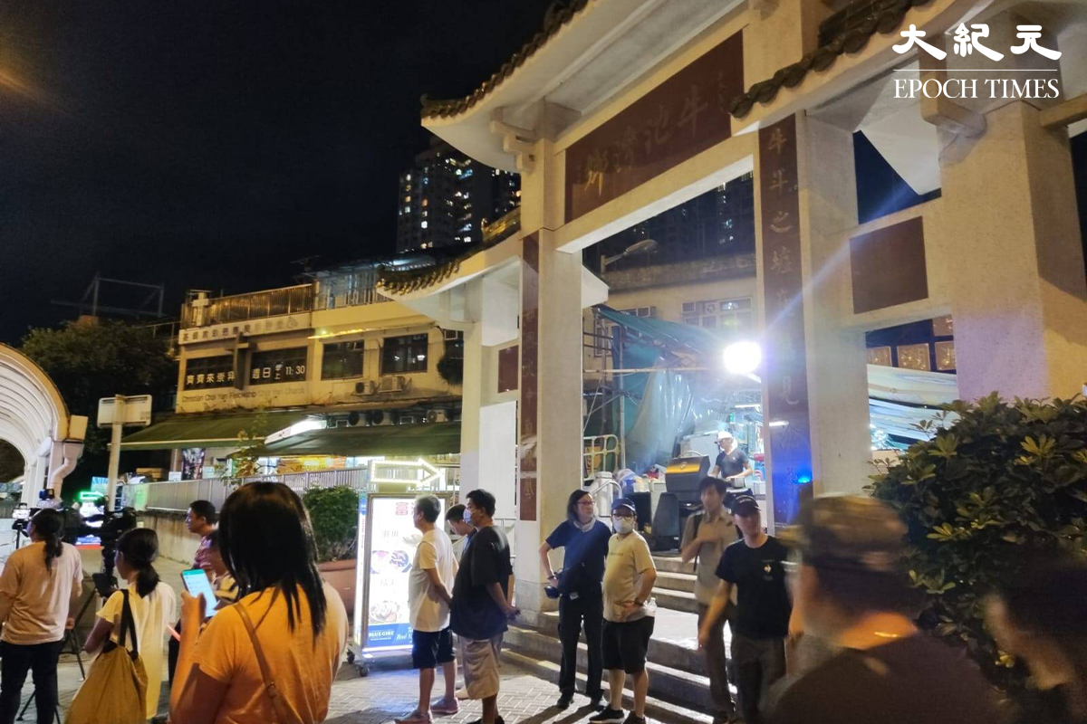 部分警員到涉案行人隧道旁，牛池灣村街市蒐證。（林建翔／大紀元）