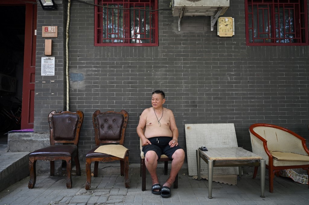 北京市錄得有史以來最熱的6月天氣，周22日創下6月的最高紀錄，達到41.1攝氏度，當局發出紅色警報。（GREG BAKER / AFP）