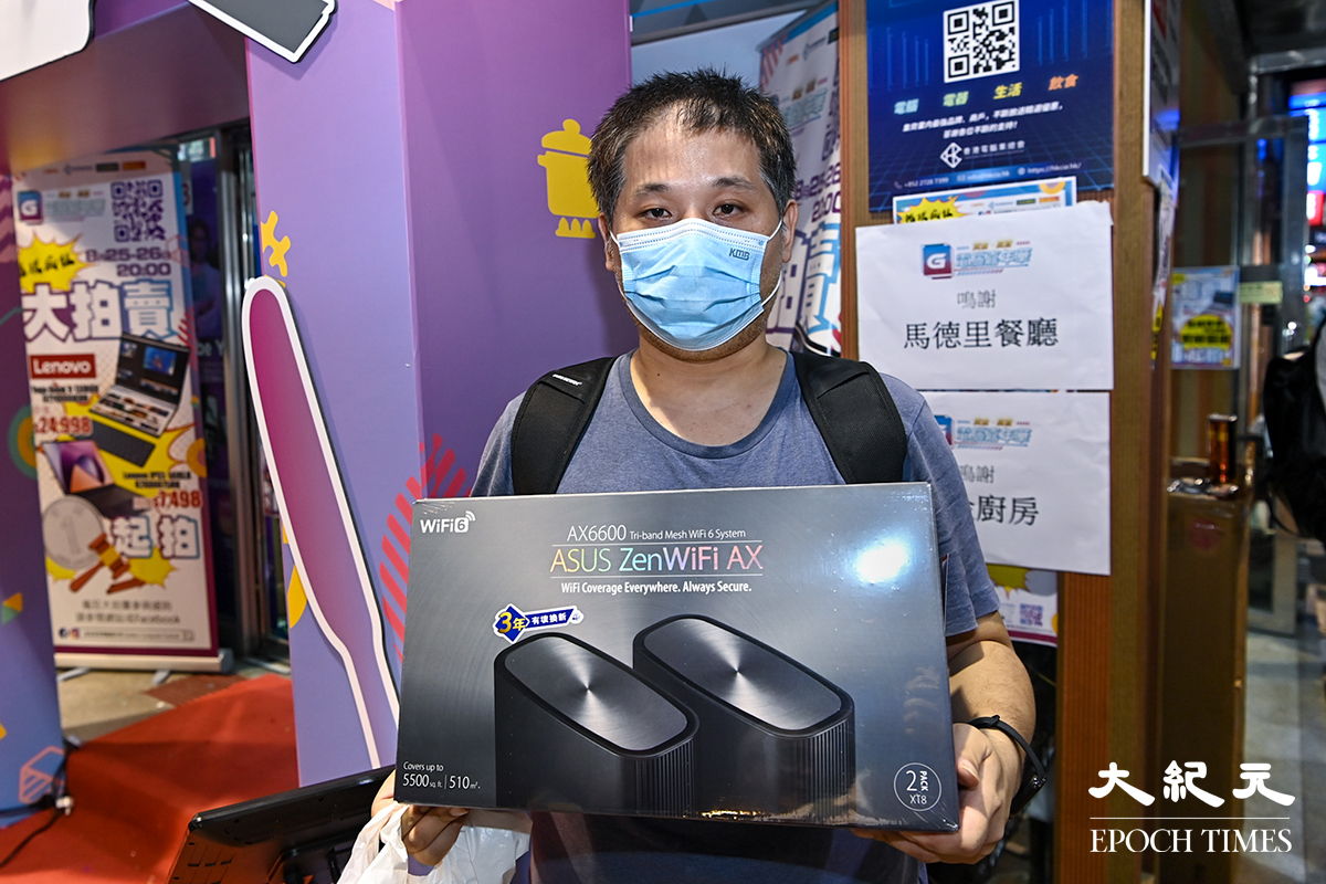 有顧客以1元買到wifi分享器。（宋碧龍／大紀元）