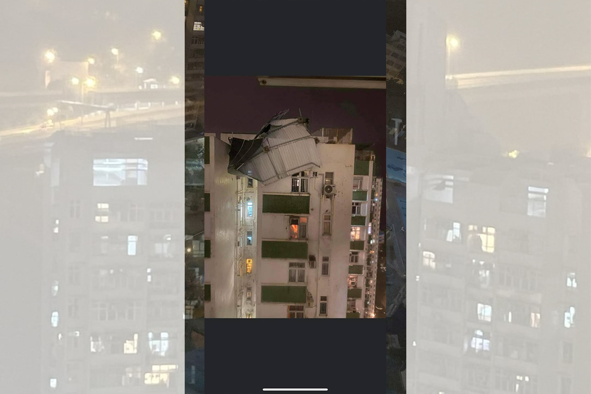 晚上9時許，警方接獲鰂魚涌南豐新邨保安報案，指有大廈天台裝置的太陽能板及石屎簷篷從高處墮下。警員到場調查，未接獲傷亡報告，案件暫列作「物件在危險位置」處理。（馬路的事即時交通資訊台）