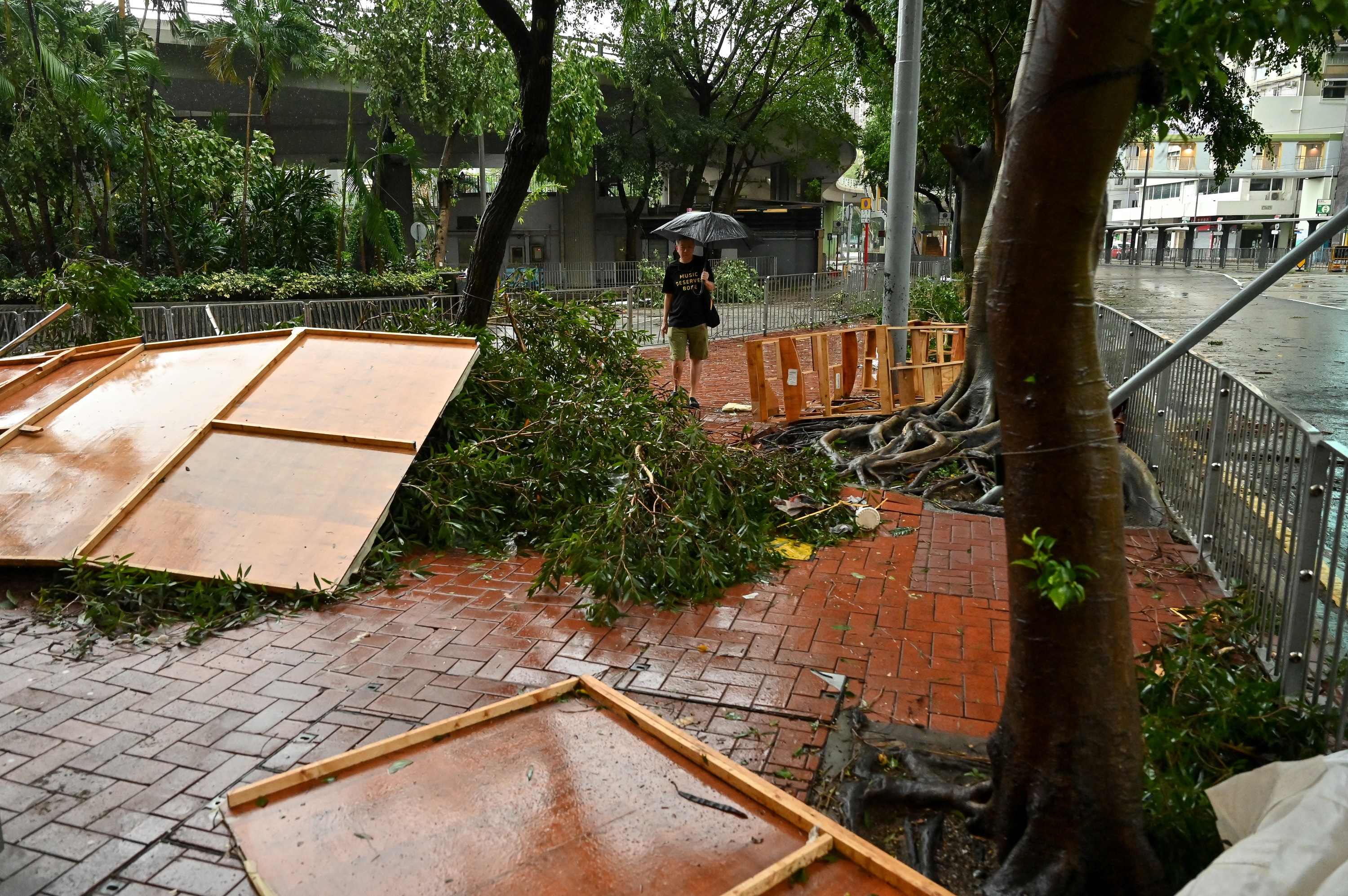 行人路有圍板、塌樹。（Mladen ANTONOV / AFP）