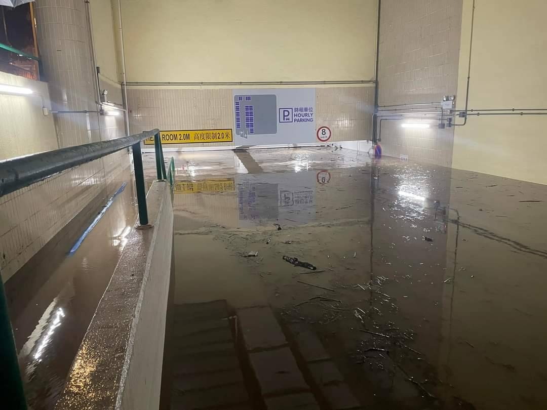 柴灣一地下停車場被水沒頂。（網上圖片）