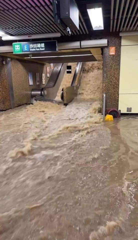 不斷有黃泥水湧進地鐵站內。（網上圖片）