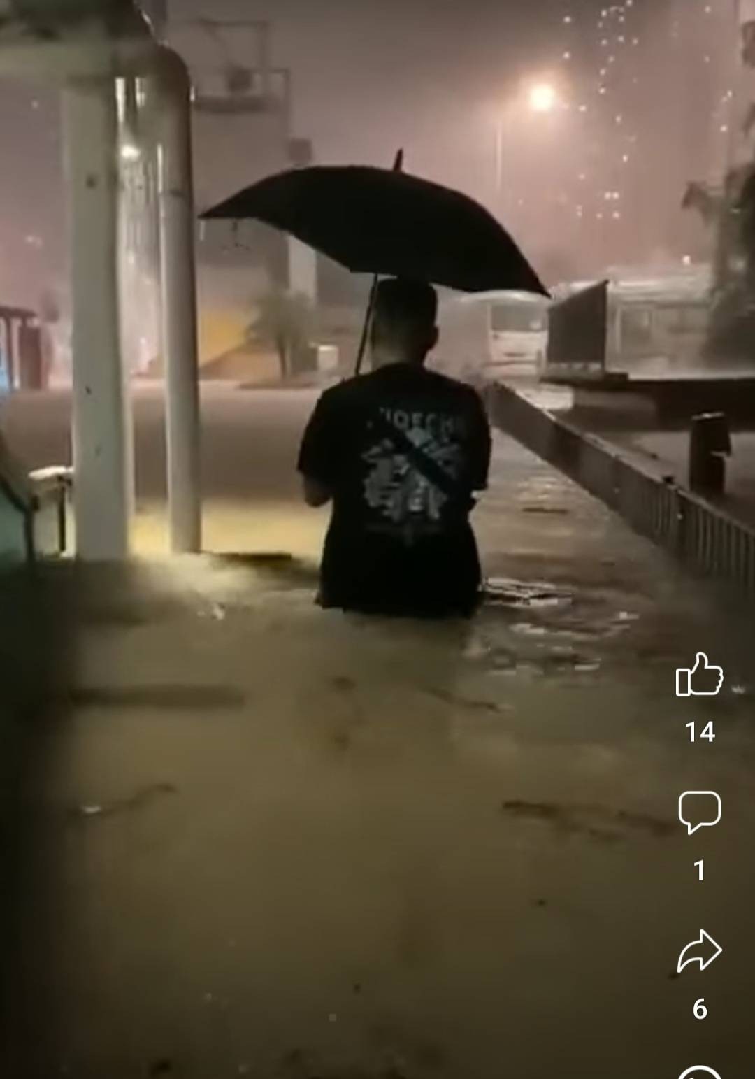 黃大仙水浸及腰，市民涉水而過。（網上圖片）