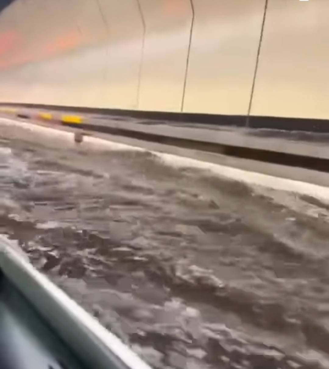 海底隧道被淹浸，水位約有一米多高。（網上圖片）
