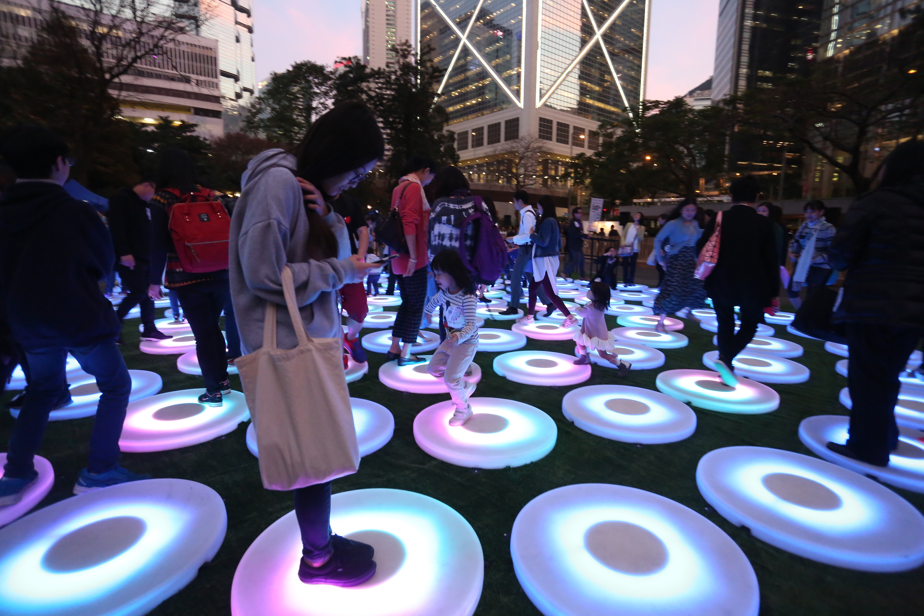 市民入場體驗同心圓裝置的燈海花園(主辦單位提供圖片)