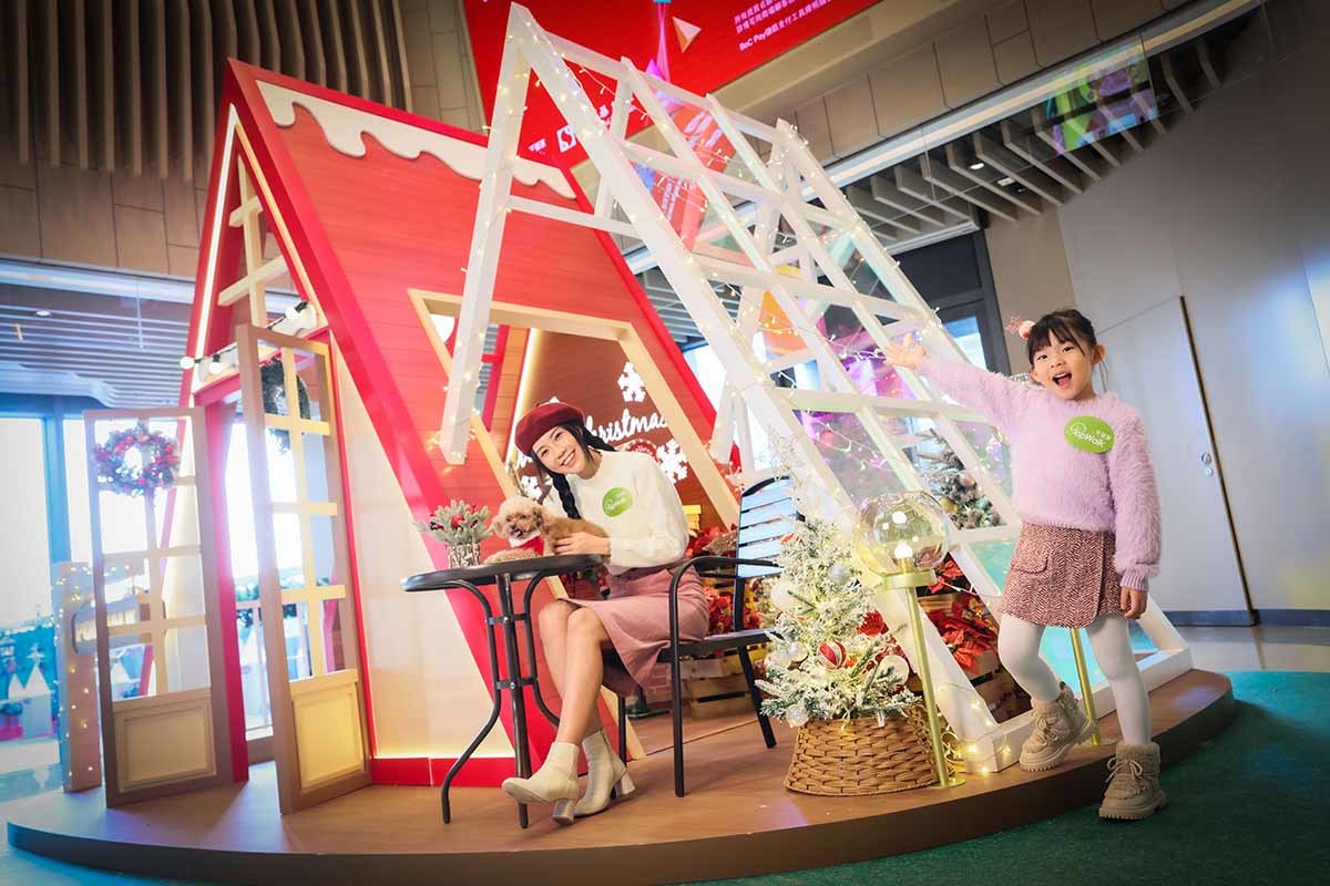 小屋旁配上幻彩琉璃天幕的白色玻璃屋。（PopWalk 天晉滙提供）