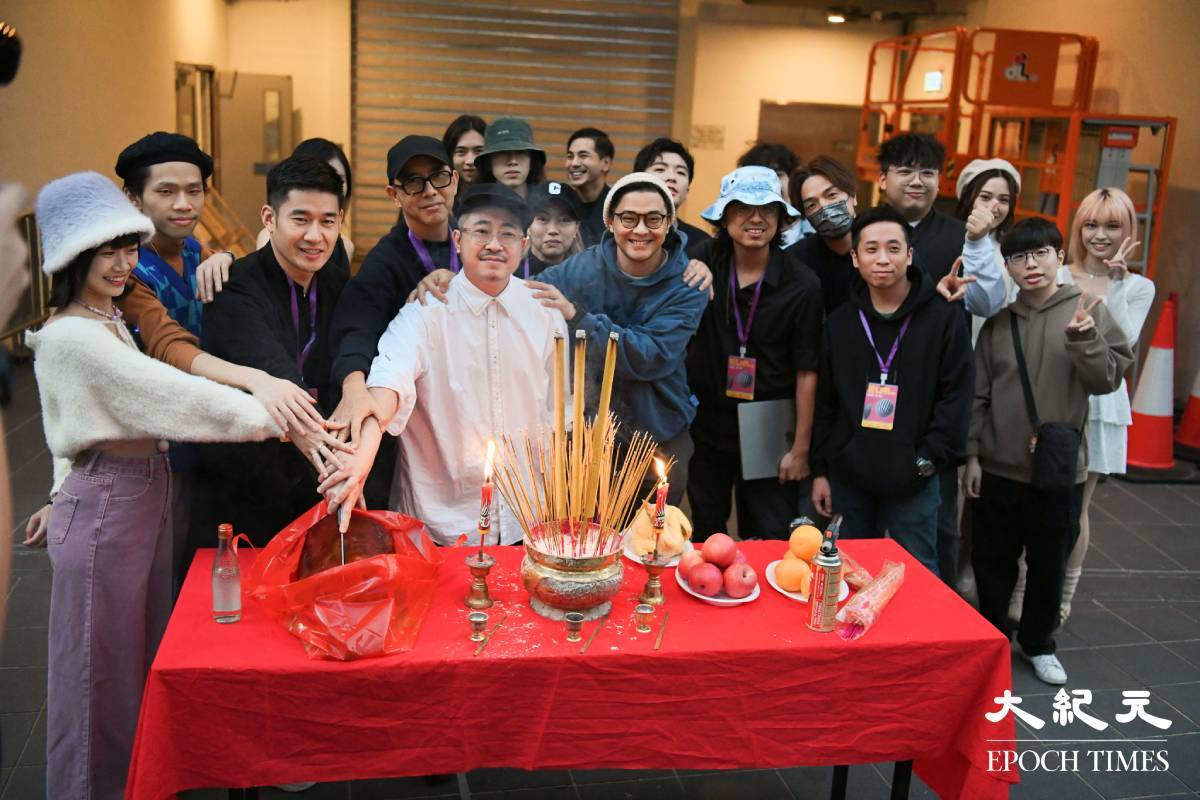 開Show前，主辦方與演出單位舉行拜神卻燒豬儀式。（麥碧／大紀元）
