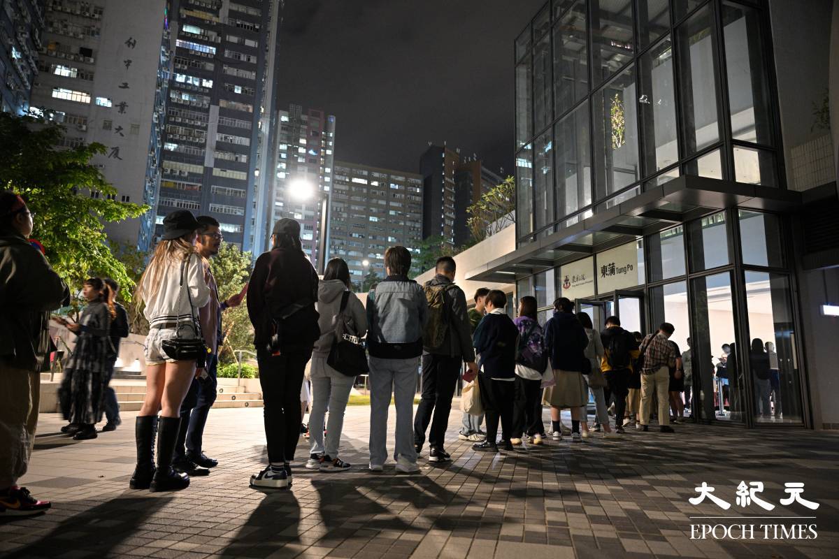 大批樂迷在場館門外排隊進場，場內有迷在選購紀念品。（許有達／大紀元）