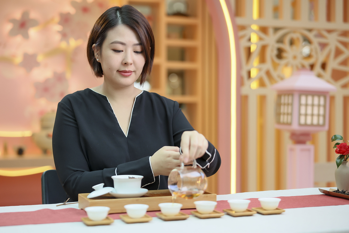 「春日茗茶工作坊」由本地人氣茶室瑜茶舍創辦人高級茶藝師容德如（Catherine）親授。（MCP CENTRAL & MCP DISCOVERY提供）