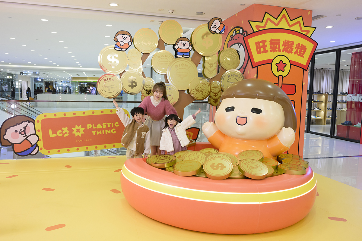 食妹沐浴在金幣池之中，在搖錢樹下開心打卡。（LCX提供）