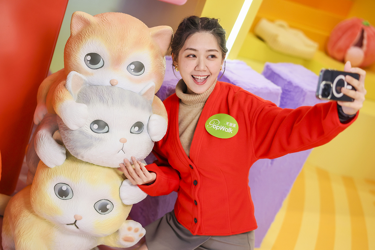 粉系貓舍配有發光的圓形光圈貓舍前「MEOW」字組合，有3組立體可愛小貓在上面嬉戲。（PopWalk天晉滙提供）