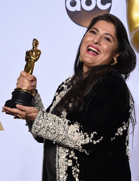 巴基斯坦女導演Sharmeen Obaid-Chinoy憑藉關注「榮譽處決」社會問題的作品《A Girl in the River:The Price of Forgiveness》二度獲得奧斯卡最佳紀錄短片殊榮。(Kevin Winter/Getty Images)(FREDERIC J. BROWN/AFP/Getty Images)
