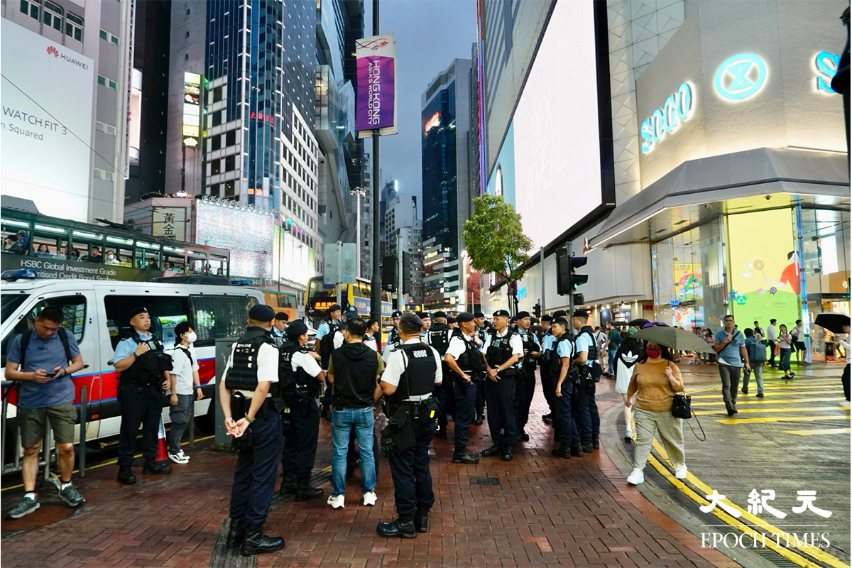 SOCO門外有約20名警員戒備，並停泊有戰術巴士。（蔡文昕／大紀元）