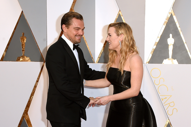 里安納度狄卡比奧（Leonardo DiCaprio）與琦溫斯莉（Kate Winslet）紅毯寒暄。（Jason Merritt/Getty Images）