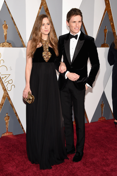 憑《丹麥女孩》再度入圍影帝的上屆影帝艾迪烈柏尼（Eddie Redmayne）及夫人。（Ethan Miller/Getty Images）