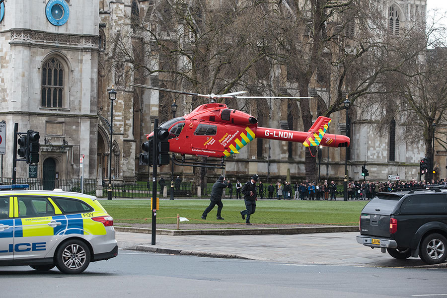 英國國會大樓外22日下午傳出槍響，多人受傷，國會大樓西敏宮（Palace of Westminster）暫時關閉，嚴加戒備。（Jack Taylor/Getty Images）
