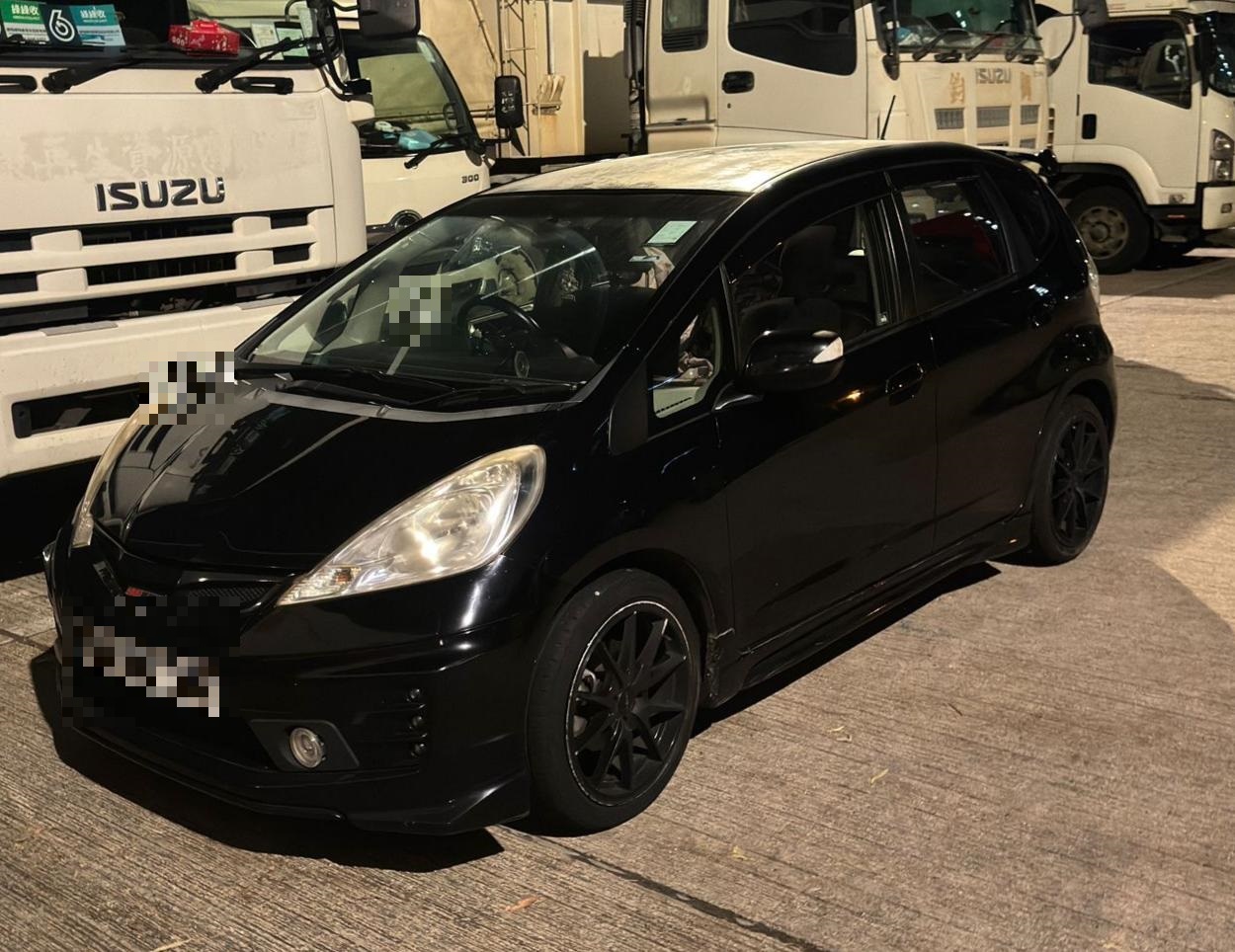 探員行動中搜查工場附近一輛私家車，再發現多一批毒品。（警方相片）