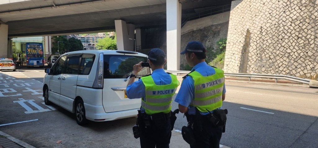 交通警透過錄影執法，票控違泊在巴士站的私家車。（警方相片）
