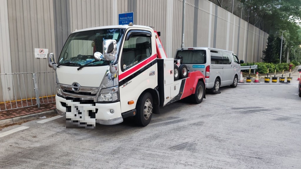 警車召喚拖車，即時拖走違泊車輛。（警方相片）
