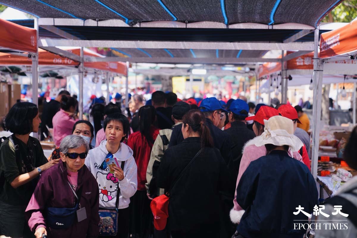 美食墟吸引不少市民光顧。（霄龍/大紀元）