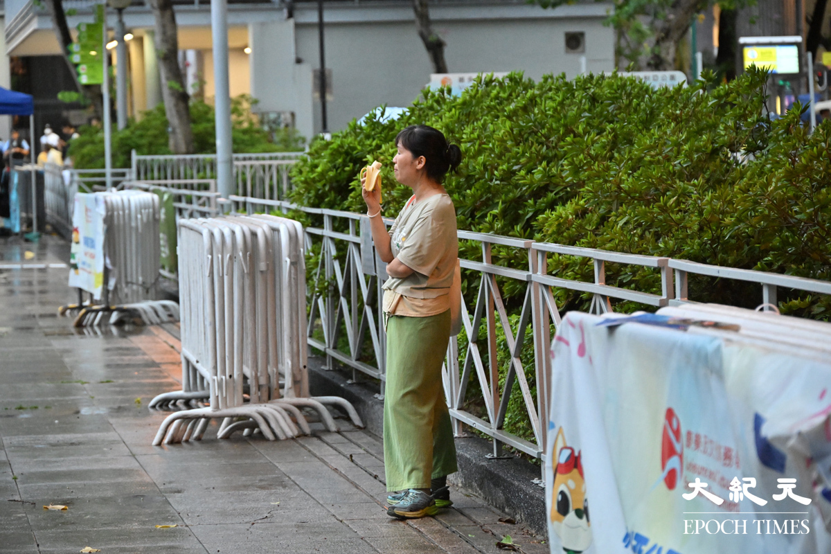 一名吃香蕉的女士亦被警方截查。（吳銳略／大紀元）