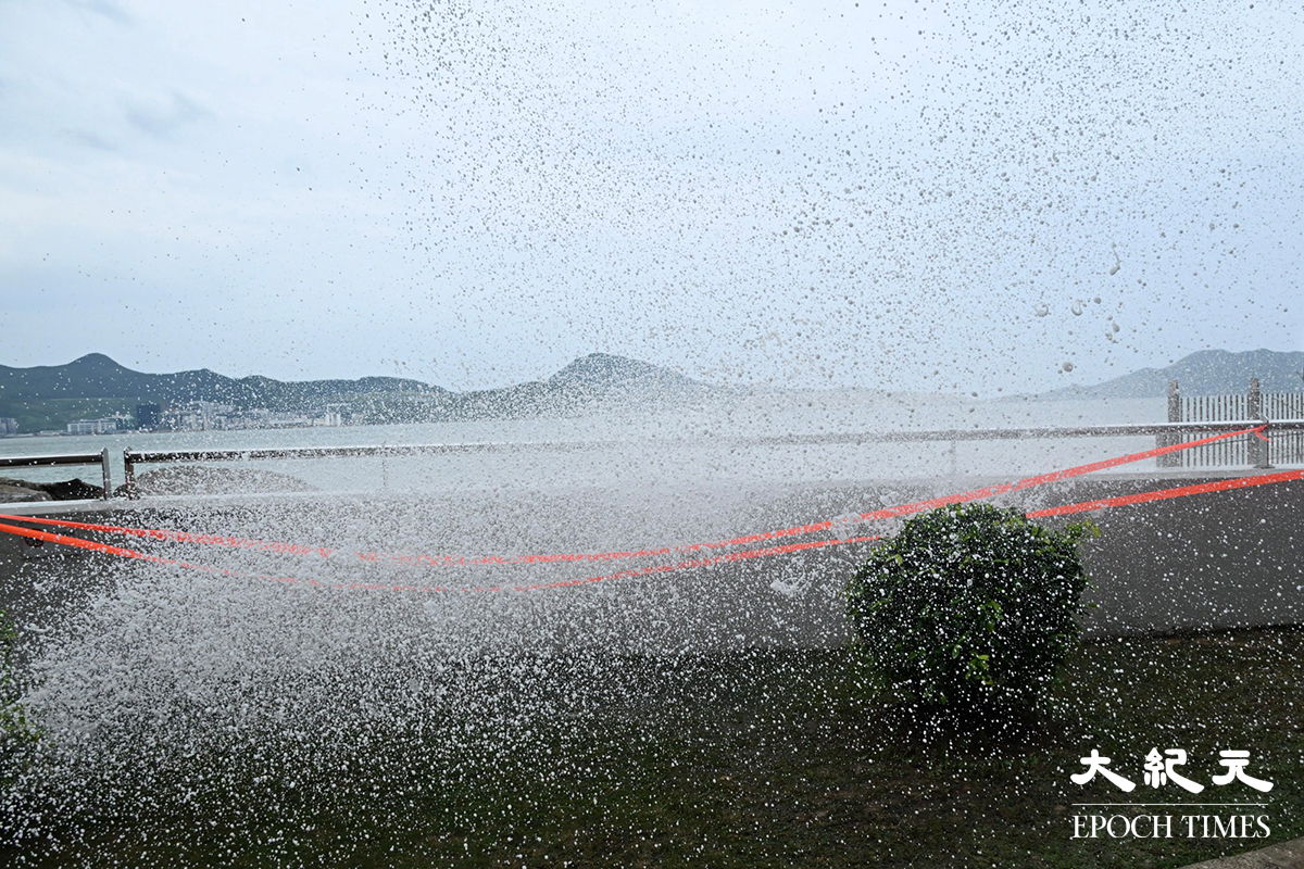 今日下午不少市民觀浪。（吳銳略／大紀元）