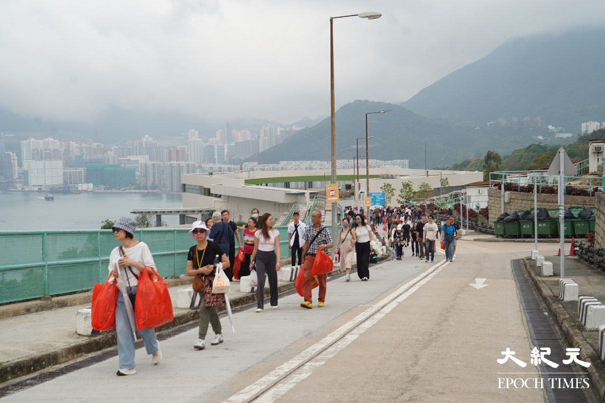 不少市民在清明前一天上山拜祭先人。（林卓軒/大紀元）