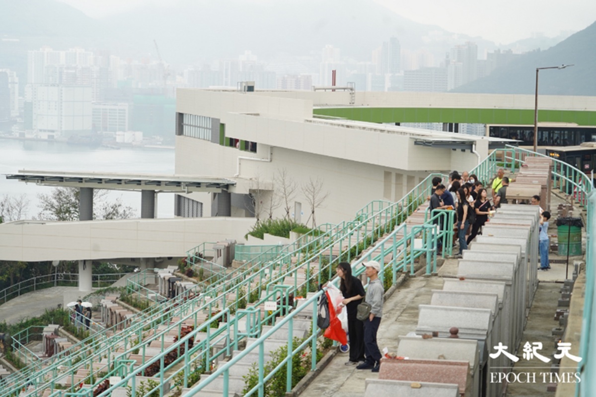 不少市民在清明前一天上山拜祭先人。（林卓軒/大紀元）