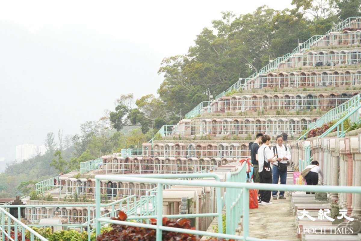 不少市民在清明前一天上山拜祭先人。（林卓軒/大紀元）