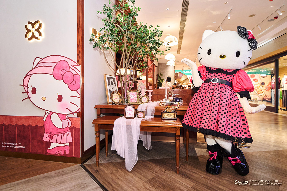 Hello Kitty換上昭和風洋裝,以優雅復古造型登場。(公關提供)