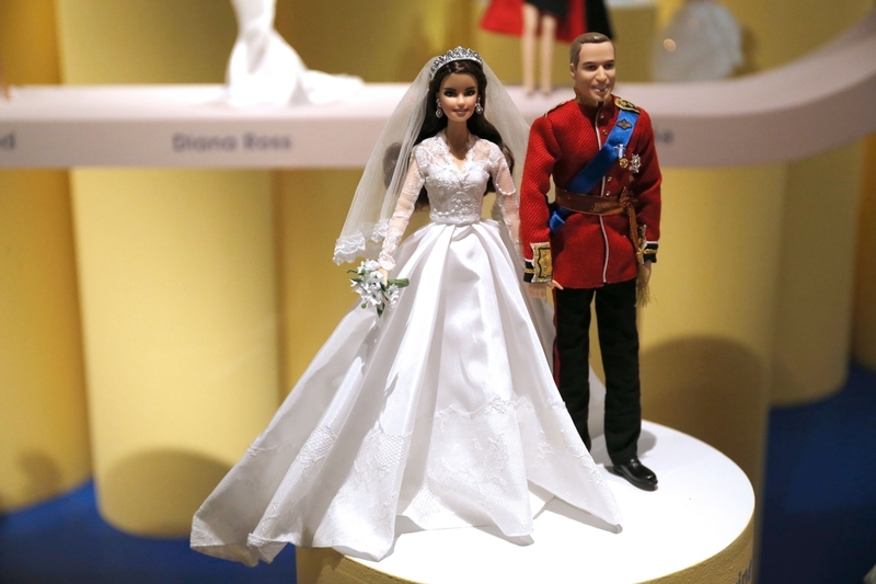 圖為以威廉王子與凱特王妃為原型的Barbie公仔。(MATTHIEU ALEXANDRE／AFP／Getty Images)