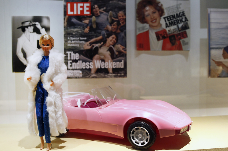 除了服飾外，Barbie公仔的配件的也廣為人知的，例如這款八十年代的Barbie公仔有一輛粉紅色的豪華敞篷車。(Thierry Chesnot／Getty Images)