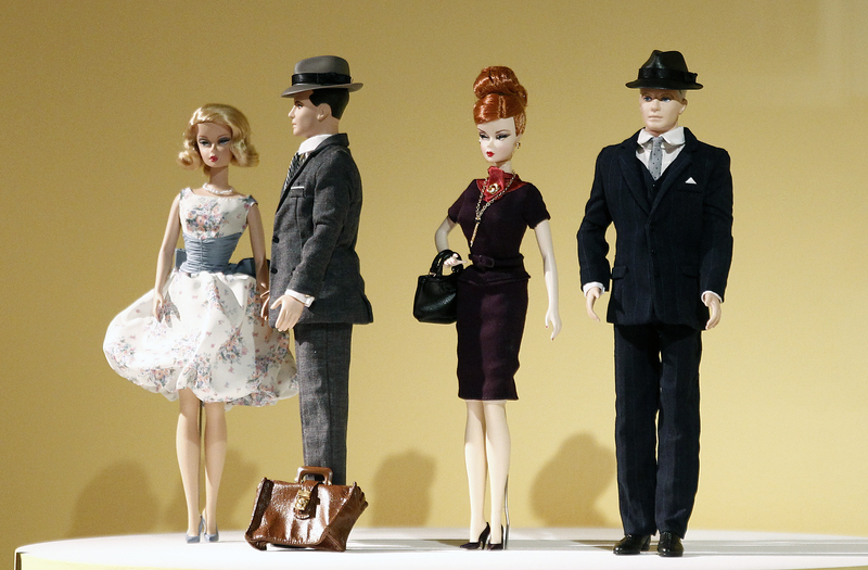 熱播電視劇《廣告狂人》角色造型的Barbie公仔，左至右為Betty Draper, Don Draper, Joan Holloway and Roger Sterling。