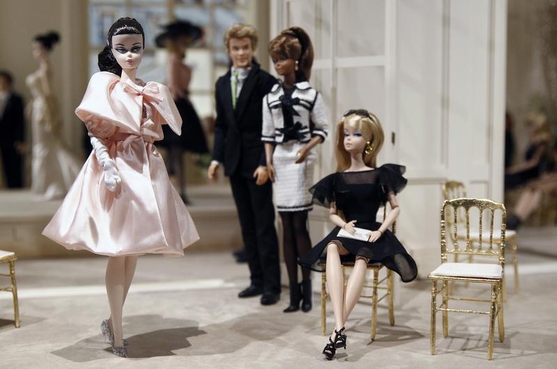 巴黎裝飾娃娃博物館舉辦的「Barbie公仔，偶像生活」展覽。(Thierry Chesnot／Getty Images)