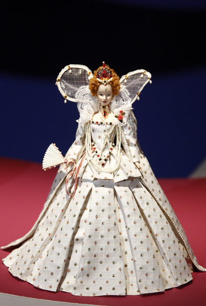 以英女王伊麗莎白一世（Elizabeth I）為原型的Barbie公仔。(Thierry Chesnot／Getty Images)