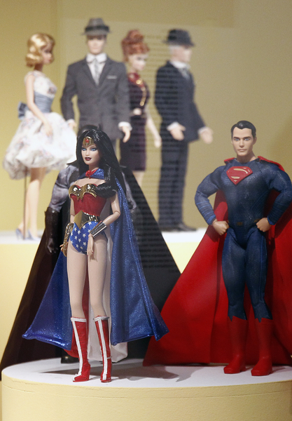 神奇女俠和超人造型的Barbie公仔。(Thierry Chesnot／Getty Images)