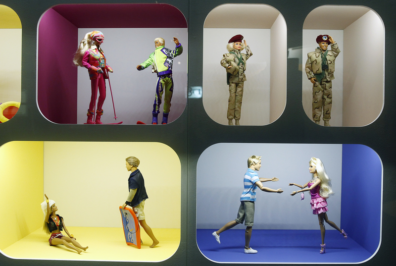 巴黎裝飾娃娃博物館舉辦的「Barbie公仔，偶像生活」展覽。(Thierry Chesnot／Getty Images)