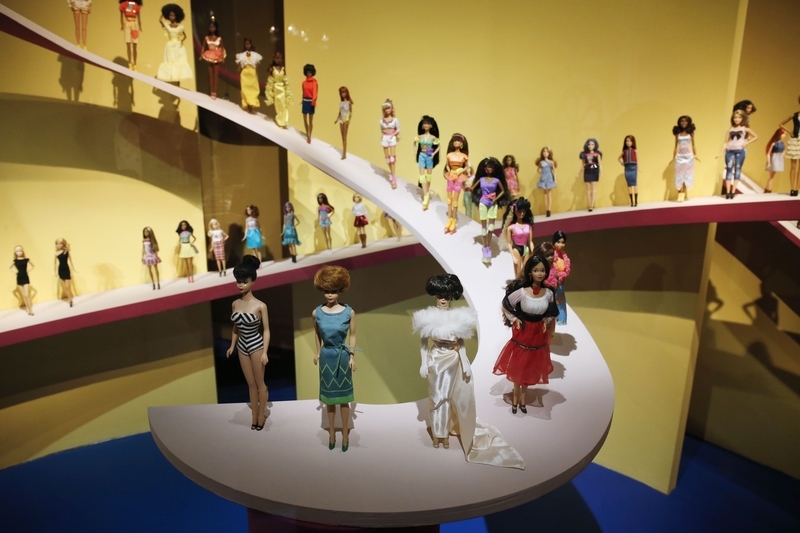 巴黎裝飾娃娃博物館舉辦的「Barbie公仔，偶像生活」展覽。(MATTHIEU ALEXANDRE／AFP／Getty Images)