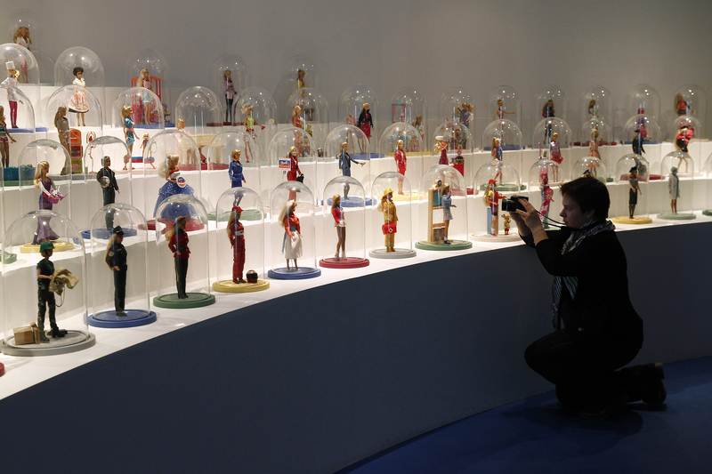 巴黎裝飾娃娃博物館舉辦的「Barbie公仔，偶像生活」展覽。(Thierry Chesnot／Getty Images)