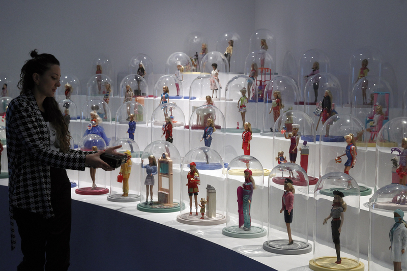巴黎裝飾娃娃博物館舉辦的「Barbie公仔，偶像生活」展覽。(Thierry Chesnot／Getty Images)