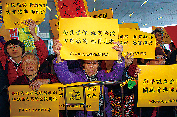 政府昨日推出退休保障諮詢文件,包含不設經濟審查的「不論貧富」方案,以及資產限不多於8萬元的「有經濟需要」方案,諮詢期6個月。曾為政府研究退保方案的港大榮休教授周永新(左上),認為諮詢將兩個方案作比較,突出退保的潛在財政負擔,並不公道。(蔡雯文/大紀元)