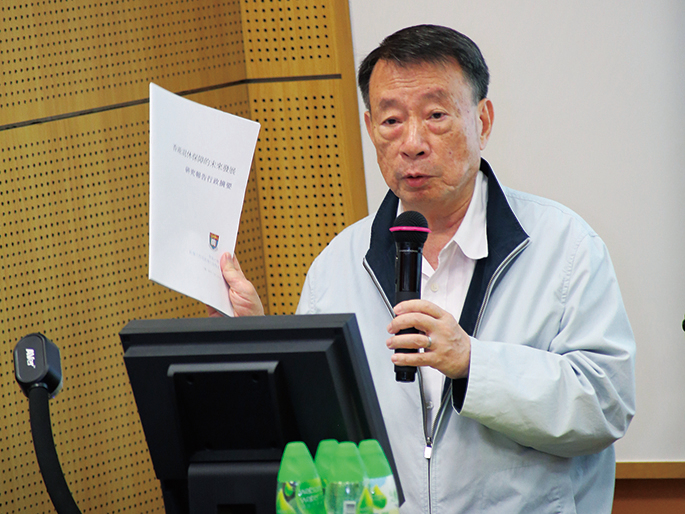 政府昨日推出退休保障諮詢文件,包含不設經濟審查的「不論貧富」方案,以及資產限不多於8萬元的「有經濟需要」方案,諮詢期6個月。曾為政府研究退保方案的港大榮休教授周永新(左上),認為諮詢將兩個方案作比較,突出退保的潛在財政負擔,並不公道。(蔡雯文/大紀元)