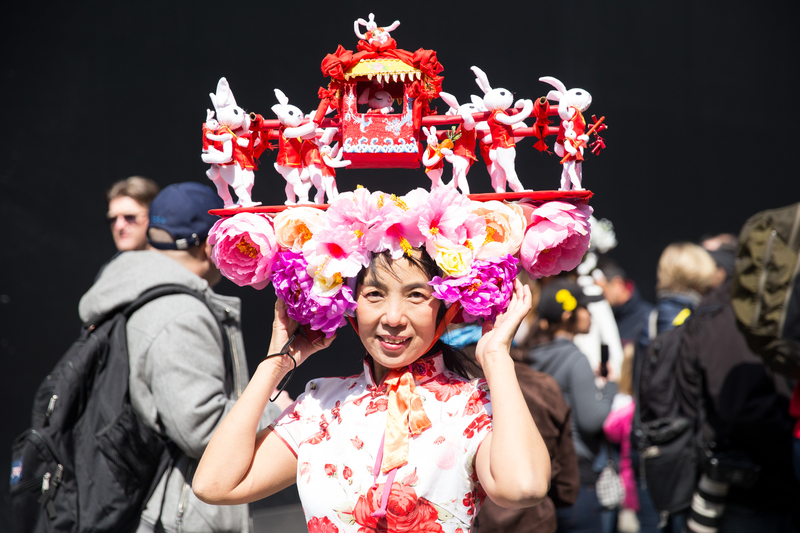 3月27日，紐約歡度復活節，帽子爭豔第五大道。（戴兵／大紀元）