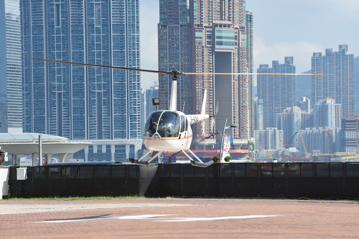 9架直升機飛過維港上空後，降落在中環海濱活動空間。（薈萃傳播提供）